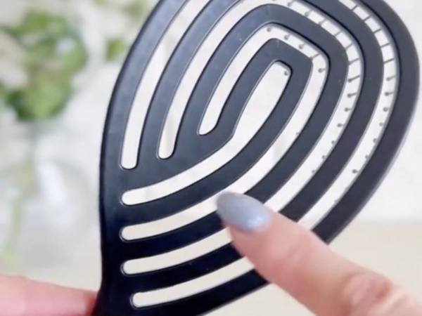 ドライヤーの時間を短縮！　ダイソーのブローブラシに「これは便利すぎる」