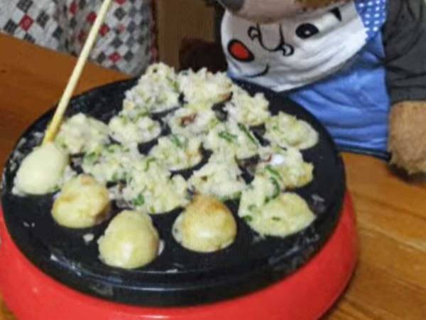 手際よく料理を作っているのは？　正体に「嫁に行きたい」「何度も見ちゃう！」