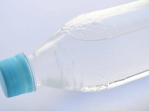 「コレすごい」「試してみる」　炭酸飲料の吹きこぼれを防ぐ方法