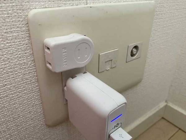 大きなACアダプタを２つ挿すのが難しい…　解決する１００均アイテムに「これこれ！」