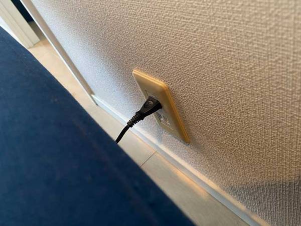 大きなACアダプタを２つ挿すのが難しい…　解決する１００均アイテムに「これこれ！」