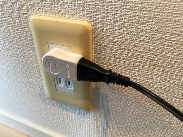 大きなACアダプタを２つ挿すのが難しい…　解決する１００均アイテムに「これこれ！」