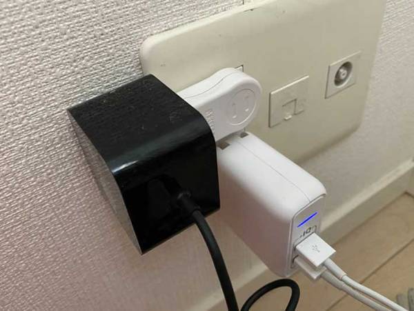大きなACアダプタを２つ挿すのが難しい…　解決する１００均アイテムに「これこれ！」