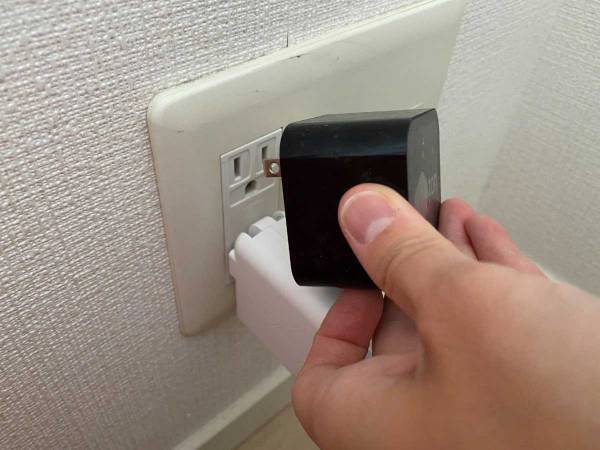 大きなACアダプタを２つ挿すのが難しい…　解決する１００均アイテムに「これこれ！」