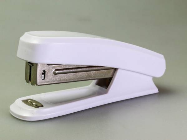「中とじもできるなんて感動！」　ダイソーの「まわるホッチキス」が優秀すぎる