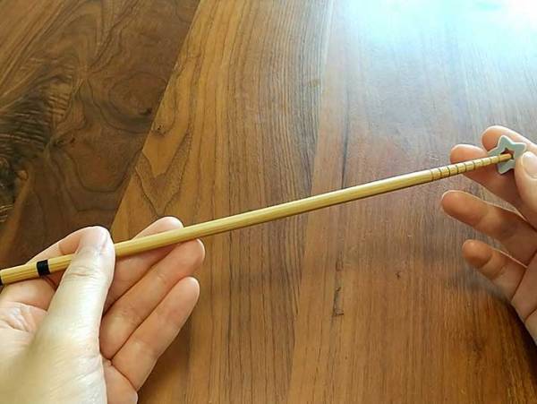 置き場所に困る菜箸を固定するアイテムに「これすごい！」「やるねダイソー」