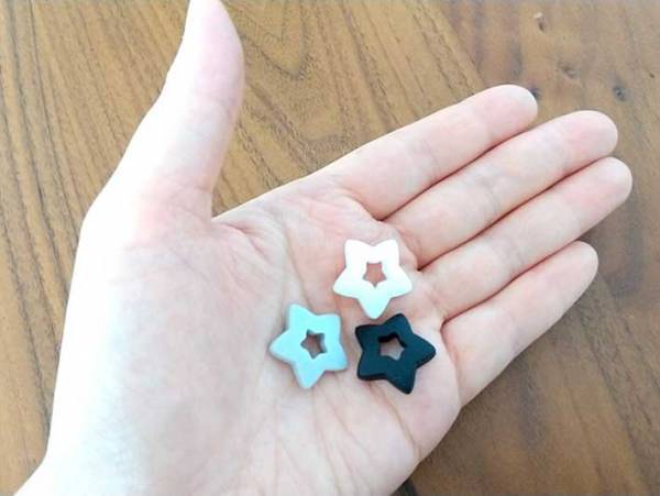 置き場所に困る菜箸を固定するアイテムに「これすごい！」「やるねダイソー」