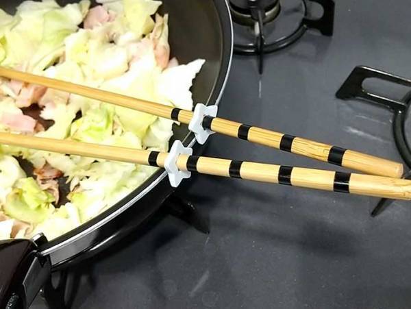 置き場所に困る菜箸を固定するアイテムに「これすごい！」「やるねダイソー」