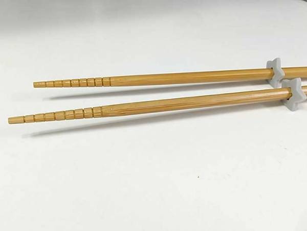 置き場所に困る菜箸を固定するアイテムに「これすごい！」「やるねダイソー」