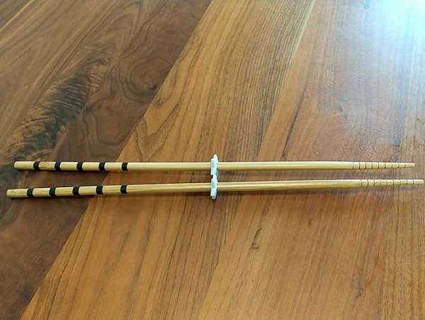 置き場所に困る菜箸を固定するアイテムに「これすごい！」「やるねダイソー」