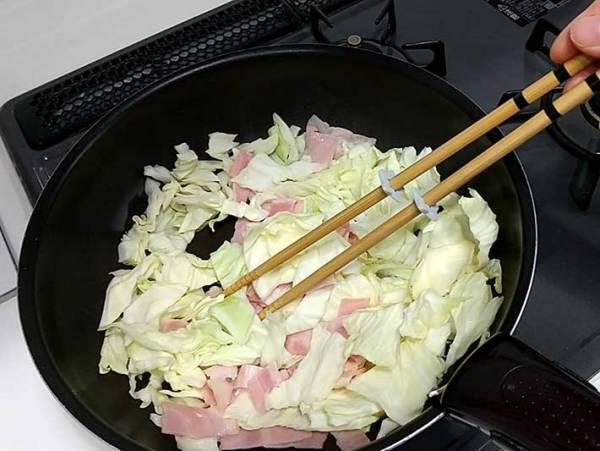 置き場所に困る菜箸を固定するアイテムに「これすごい！」「やるねダイソー」