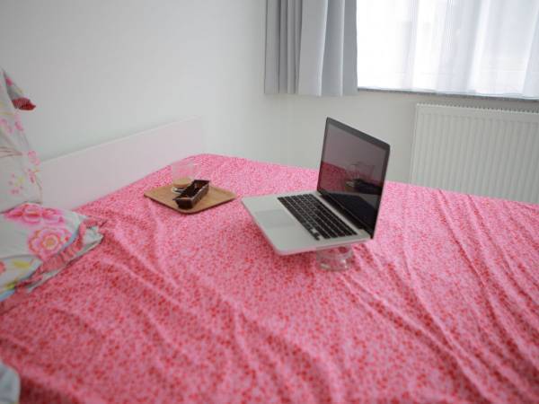 寝転びながら使えるマウス発見　パソコンをテレビのように操作できる…？