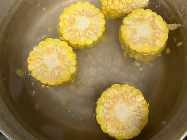 トウモロコシの味噌汁が、おいしすぎる！　「芯から出汁が」「夏の定番にしたい」