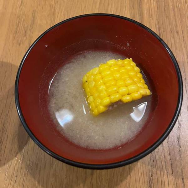 トウモロコシの味噌汁が、おいしすぎる！　「芯から出汁が」「夏の定番にしたい」