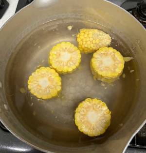 トウモロコシの味噌汁が、おいしすぎる！　「芯から出汁が」「夏の定番にしたい」