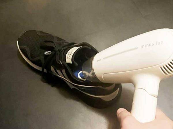 脱いだらすぐ臭う靴　『アレ』を数枚入れておくと？　「もう気にならない」「夏も履ける」