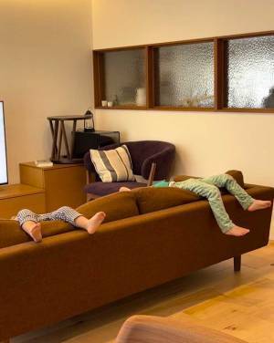 「４歳と２歳がお外遊びが暑すぎて溶けてた」　母親の投稿に「かわいすぎ」「見事にシンクロ」