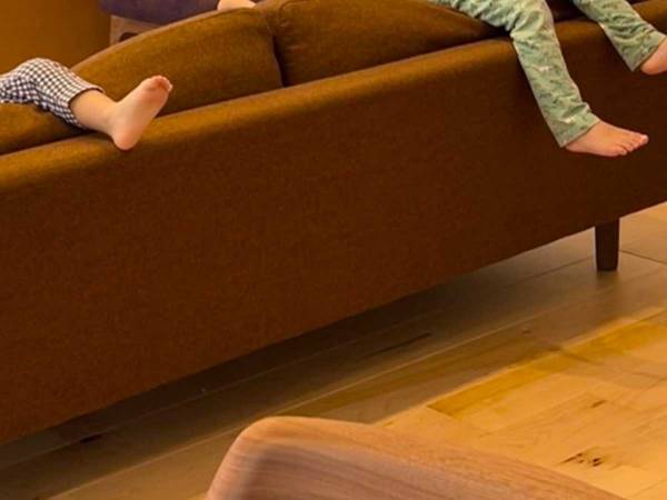 「４歳と２歳がお外遊びが暑すぎて溶けてた」　母親の投稿に「かわいすぎ」「見事にシンクロ」