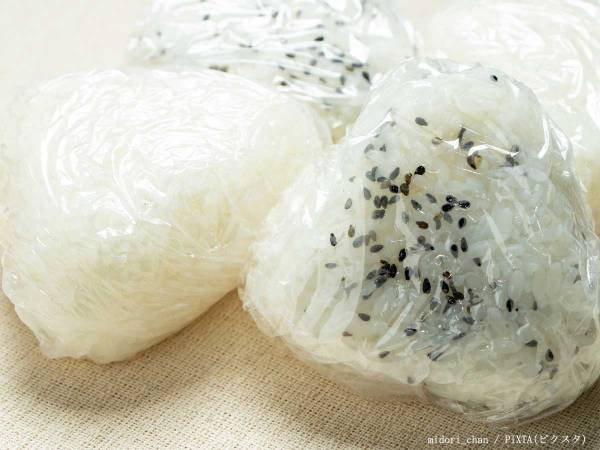 ラップの上をくるくるねじる　おにぎりの『包み方』アイディアに「これはいい！」