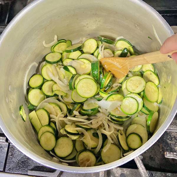 旬のズッキーニを冷製スープに　現役シェフ考案のレシピが食欲をそそる