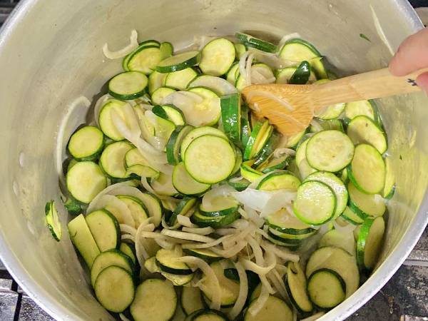 旬のズッキーニを冷製スープに　現役シェフ考案のレシピが食欲をそそる