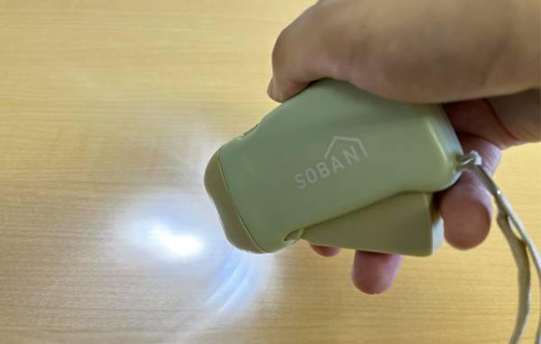 「これ３００円でいいの？」　電池交換も充電も要らないライトがすごかった