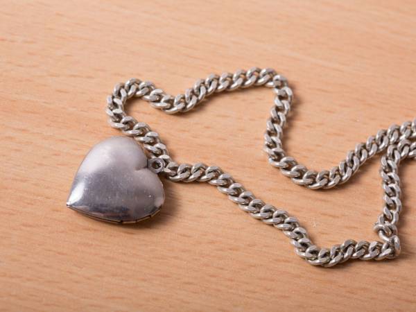 シルバーアクセの黒ずみ　簡単に落とすには？　方法に「めちゃめちゃ変わる」「ピカピカ」