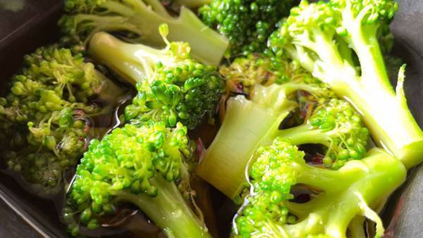 冷凍ブロッコリーを解凍する時に『あるもの』を入れると？　「めっちゃいいこと聞いた」