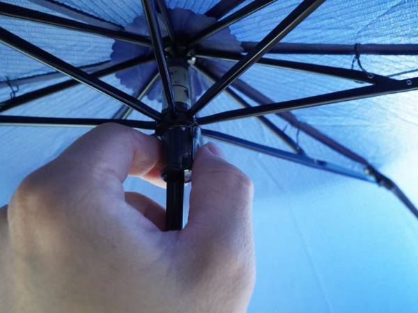 空き缶がぺんしゃこに！？　ジャンプ式折りたたみ傘の使い方に都が警鐘