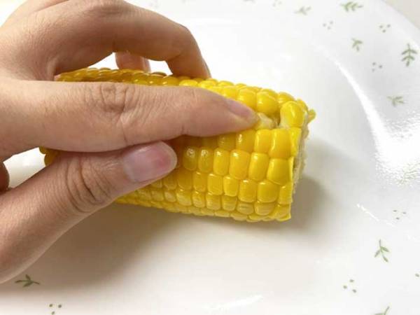 「道具いらず」「歯にも詰まらない」　トウモロコシの粒を残さずに食べる裏技