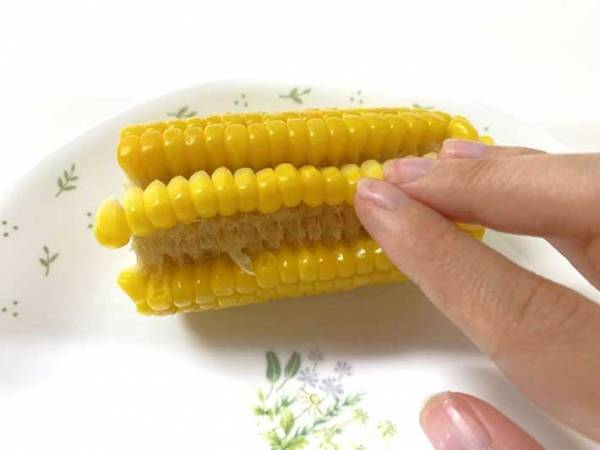 「道具いらず」「歯にも詰まらない」　トウモロコシの粒を残さずに食べる裏技