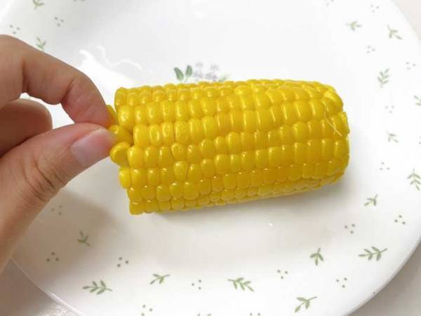「道具いらず」「歯にも詰まらない」　トウモロコシの粒を残さずに食べる裏技