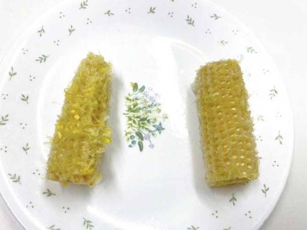 「道具いらず」「歯にも詰まらない」　トウモロコシの粒を残さずに食べる裏技