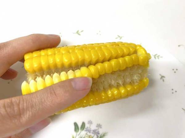「道具いらず」「歯にも詰まらない」　トウモロコシの粒を残さずに食べる裏技