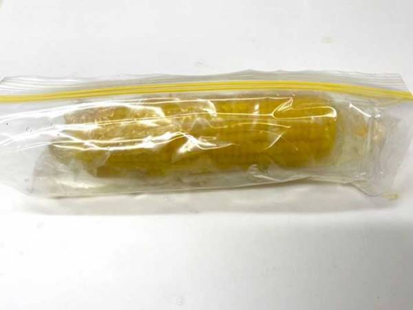 「道具いらず」「歯にも詰まらない」　トウモロコシの粒を残さずに食べる裏技