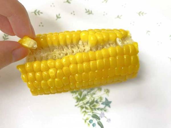 「道具いらず」「歯にも詰まらない」　トウモロコシの粒を残さずに食べる裏技