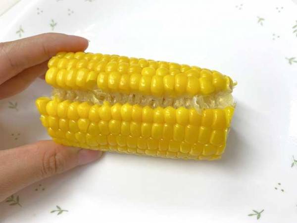 「道具いらず」「歯にも詰まらない」　トウモロコシの粒を残さずに食べる裏技