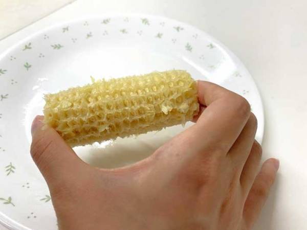 「道具いらず」「歯にも詰まらない」　トウモロコシの粒を残さずに食べる裏技