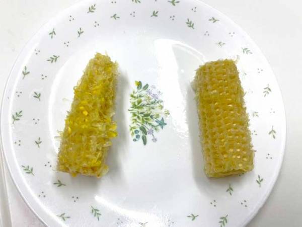 「道具いらず」「歯にも詰まらない」　トウモロコシの粒を残さずに食べる裏技