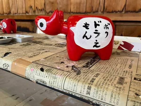 ドラえもんを名乗る民芸品に「いや、違いますよね？」　冷静なツッコミに爆笑コメント続出