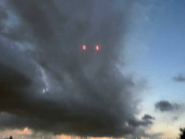 きれいな花火を撮ろうとしたのに？　写真に「魔王降臨」「ある意味天才」