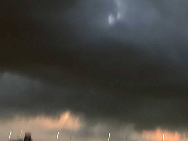 きれいな花火を撮ろうとしたのに？　写真に「魔王降臨」「ある意味天才」