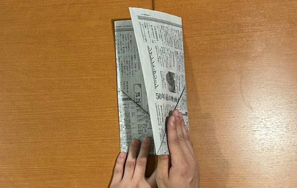 「意外と頑丈」「１分でできた」　新聞紙でスリッパを作る方法