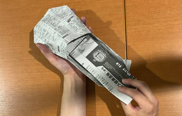 「意外と頑丈」「１分でできた」　新聞紙でスリッパを作る方法