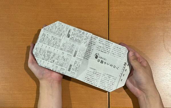 「意外と頑丈」「１分でできた」　新聞紙でスリッパを作る方法