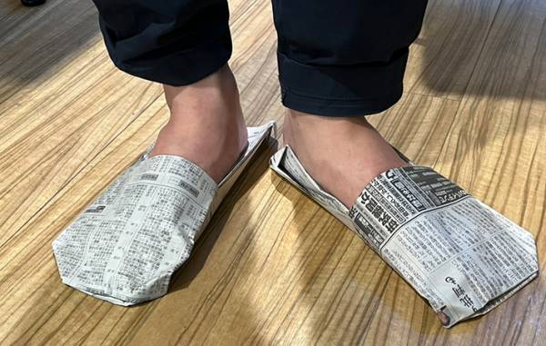 「意外と頑丈」「１分でできた」　新聞紙でスリッパを作る方法