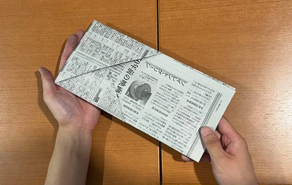 「意外と頑丈」「１分でできた」　新聞紙でスリッパを作る方法