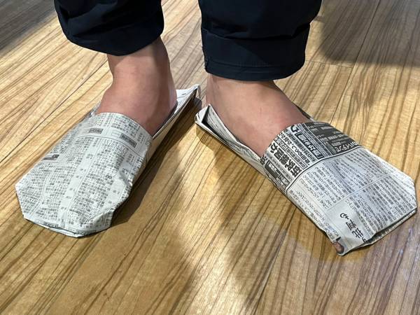 「意外と頑丈」「１分でできた」　新聞紙でスリッパを作る方法