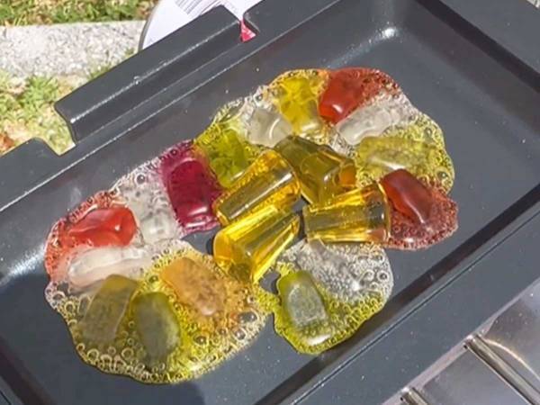 『HARIBO』のグミを鉄板で溶かす　次にりんごを持ってきて…　「最高」「家でできるとは」