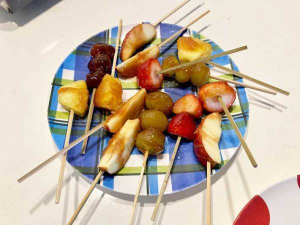 『HARIBO』のグミを鉄板で溶かす　次にりんごを持ってきて…　「最高」「家でできるとは」